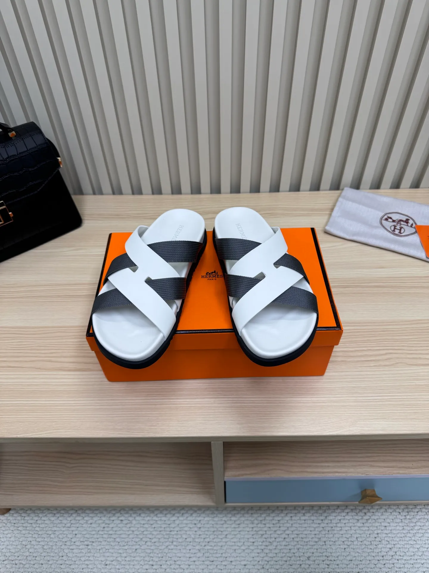 👟👟Ex-factory price 502👟👟 (Top version) Hermes 🐎The extremely popular couple's second uncle slippers/the latest snake print sandals and slippers, paired with various colorful socks, so trendy!  ———————— Upper: imported cowhide/sheep leather/cloth/palmprint leather lining: imported cowhide/sheepskin outsole: Tpu non-slip and wear-resistant outsole Female size: 35-42 (40.41.42 non-returnable and non-exchangeable) Male code: 39-45 (45 non-returnable and non-exchangeable)